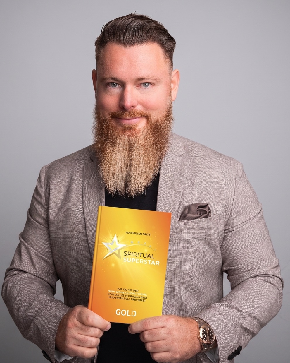 Maximilian Fritz hält sein Buch „Spiritual Superstar“ in den Händen